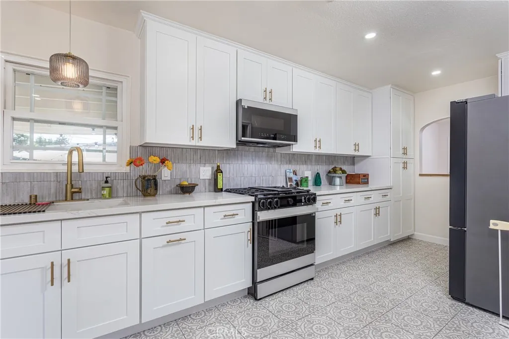 1902 N Pass Ave, Burbank, California 91505 home-pic-9